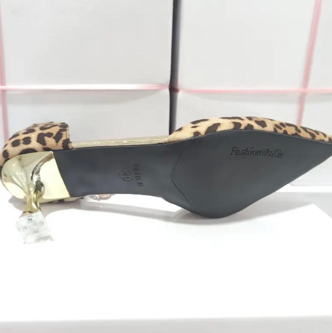 Tacones Animal Print con Pulsera de Perlas – Edición Chic - FreeLife Miami