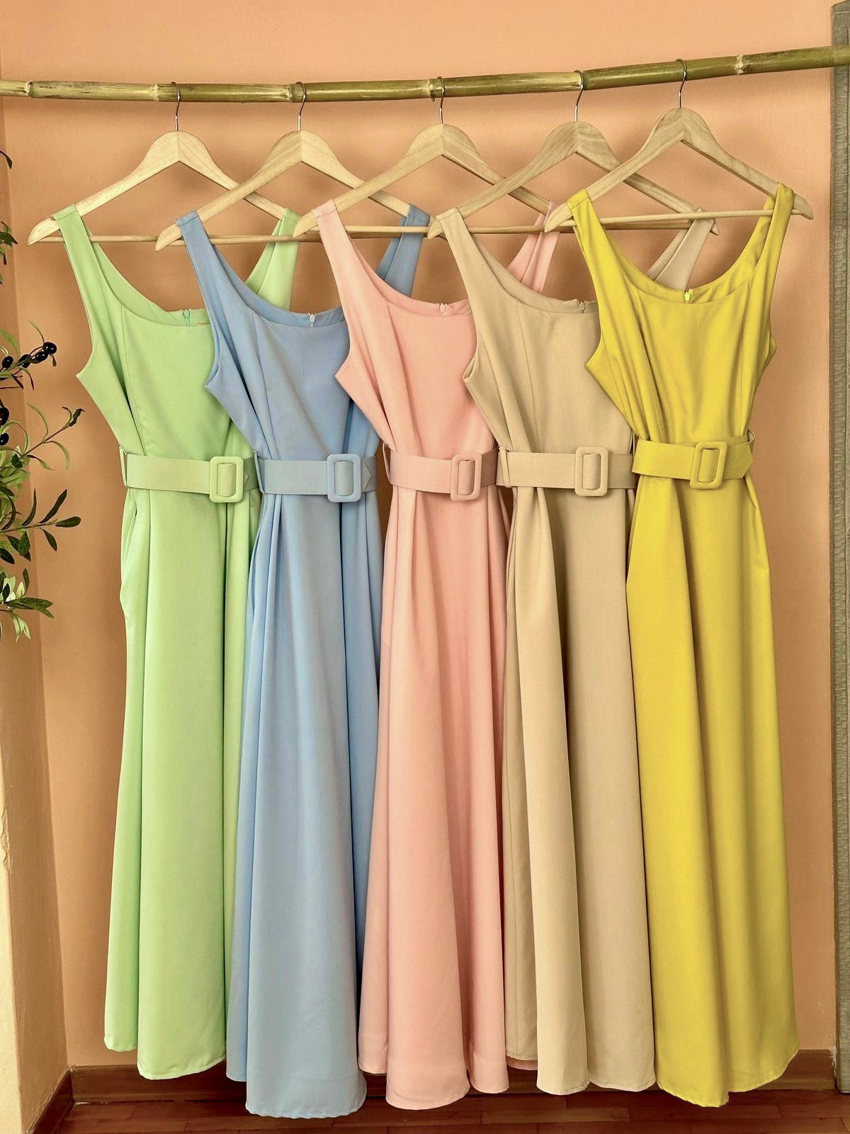 Vestido Italiano Midi con Cinturón – Elegancia en Tonos Pastel