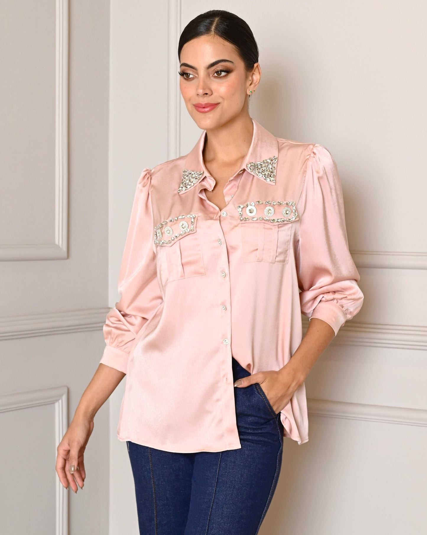Blusa de Satín Italiana con Detalles de Pedrería – Elegancia y Sofisticación