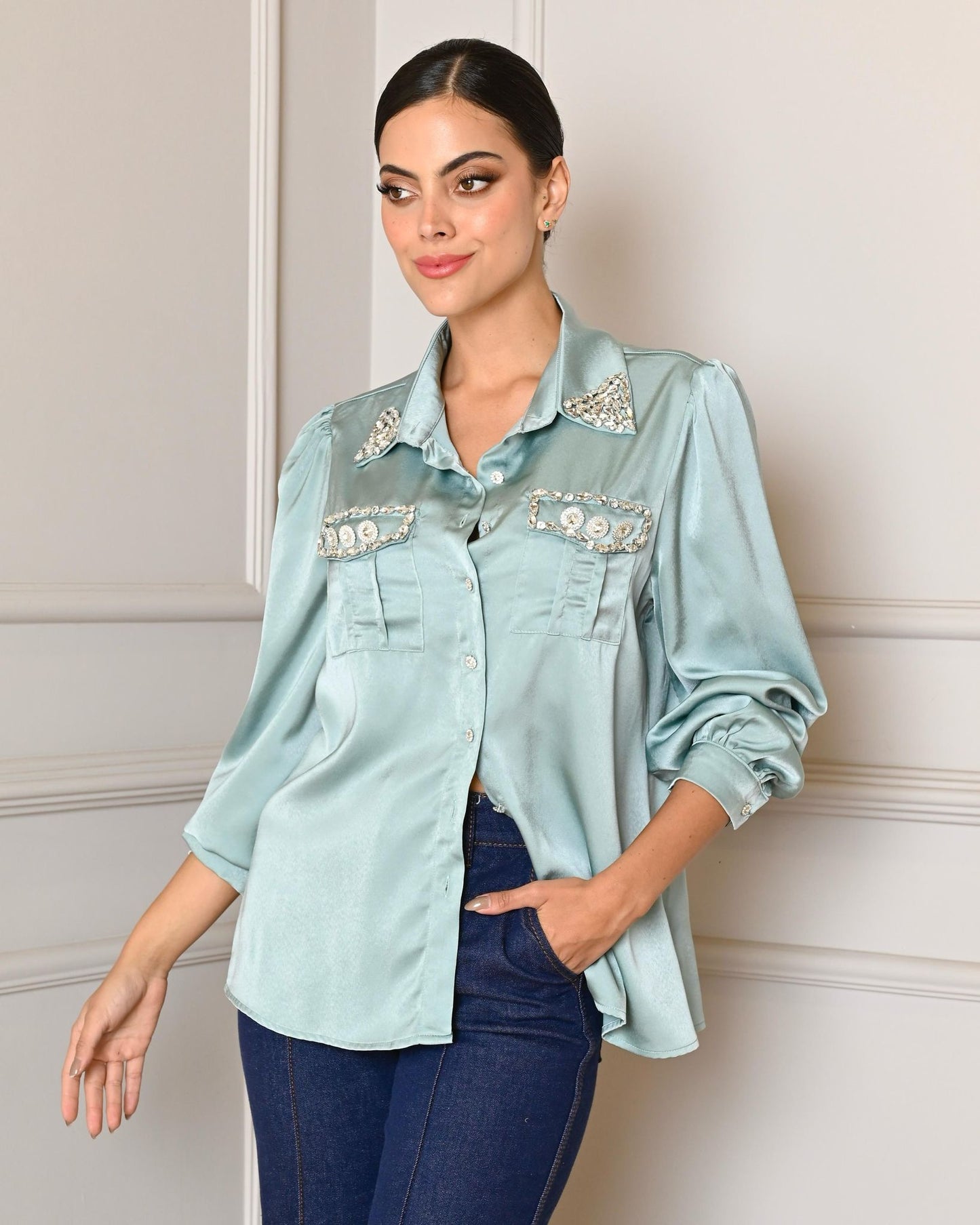 Blusa de Satín Italiana con Detalles de Pedrería – Elegancia y Sofisticación