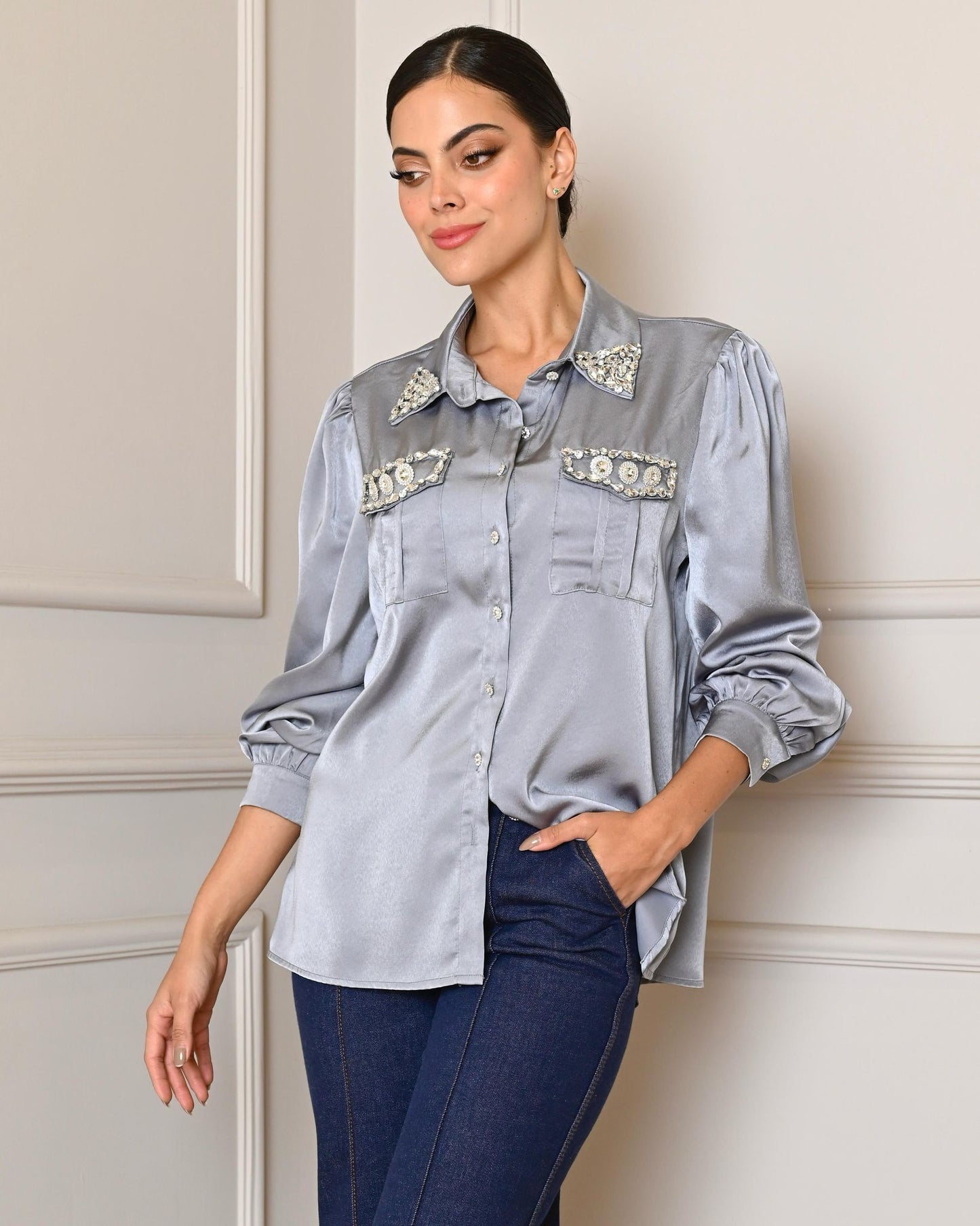Blusa de Satín Italiana con Detalles de Pedrería – Elegancia y Sofisticación