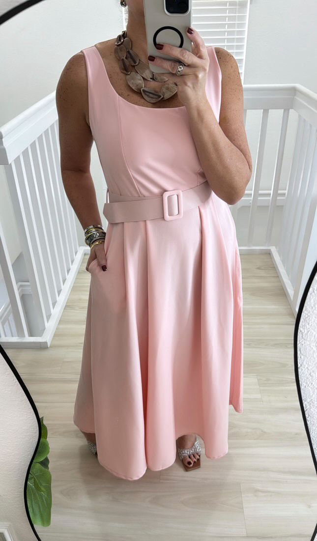 Vestido Italiano Midi con Cinturón – Elegancia en Tonos Pastel