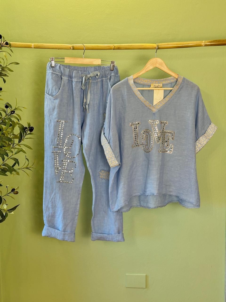 Conjunto Italiano de Lino con Aplicaciones "LOVE" – Estilo Casual y Chic - FreeLife Miami