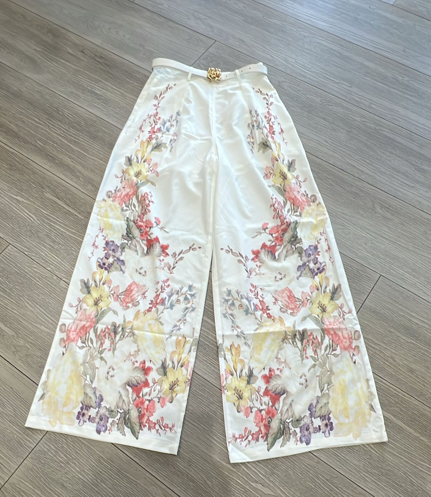 Pantalón Palazzo Blanco con Estampado Floral y Cinturón – Elegancia y Frescura - FreeLife Miami