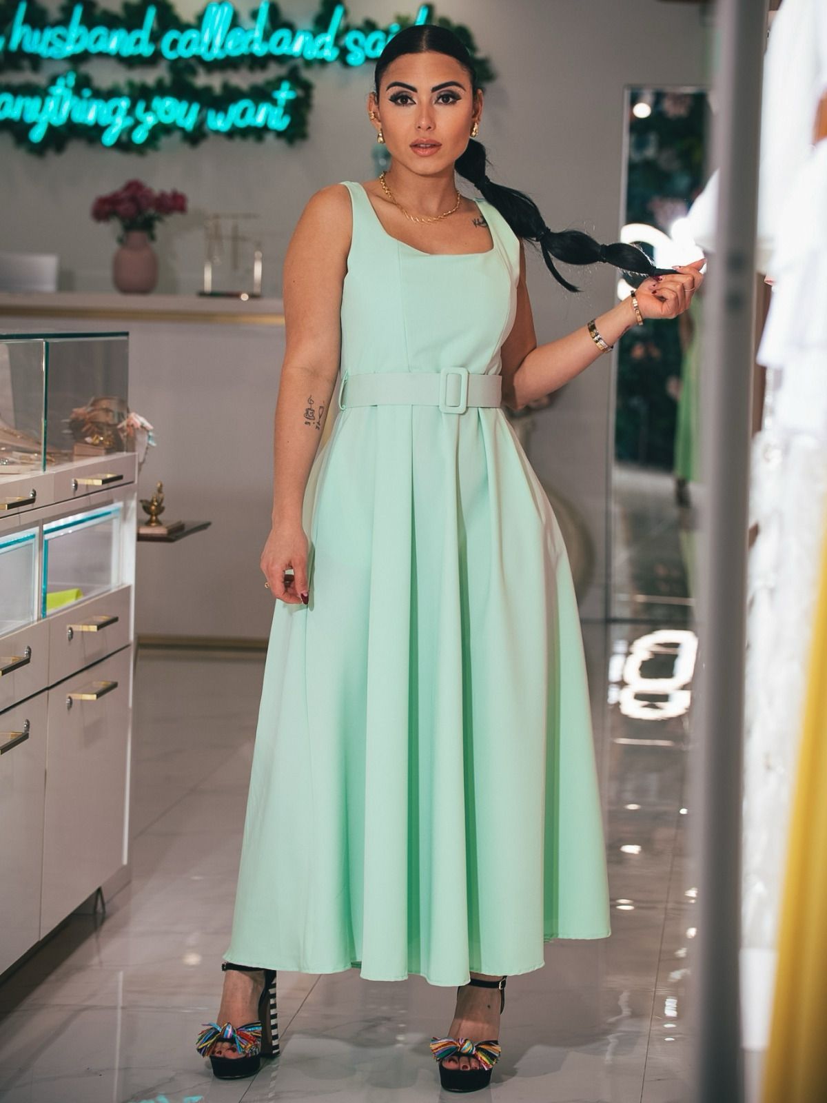 Vestido Italiano Midi con Cinturón – Elegancia en Tonos Pastel