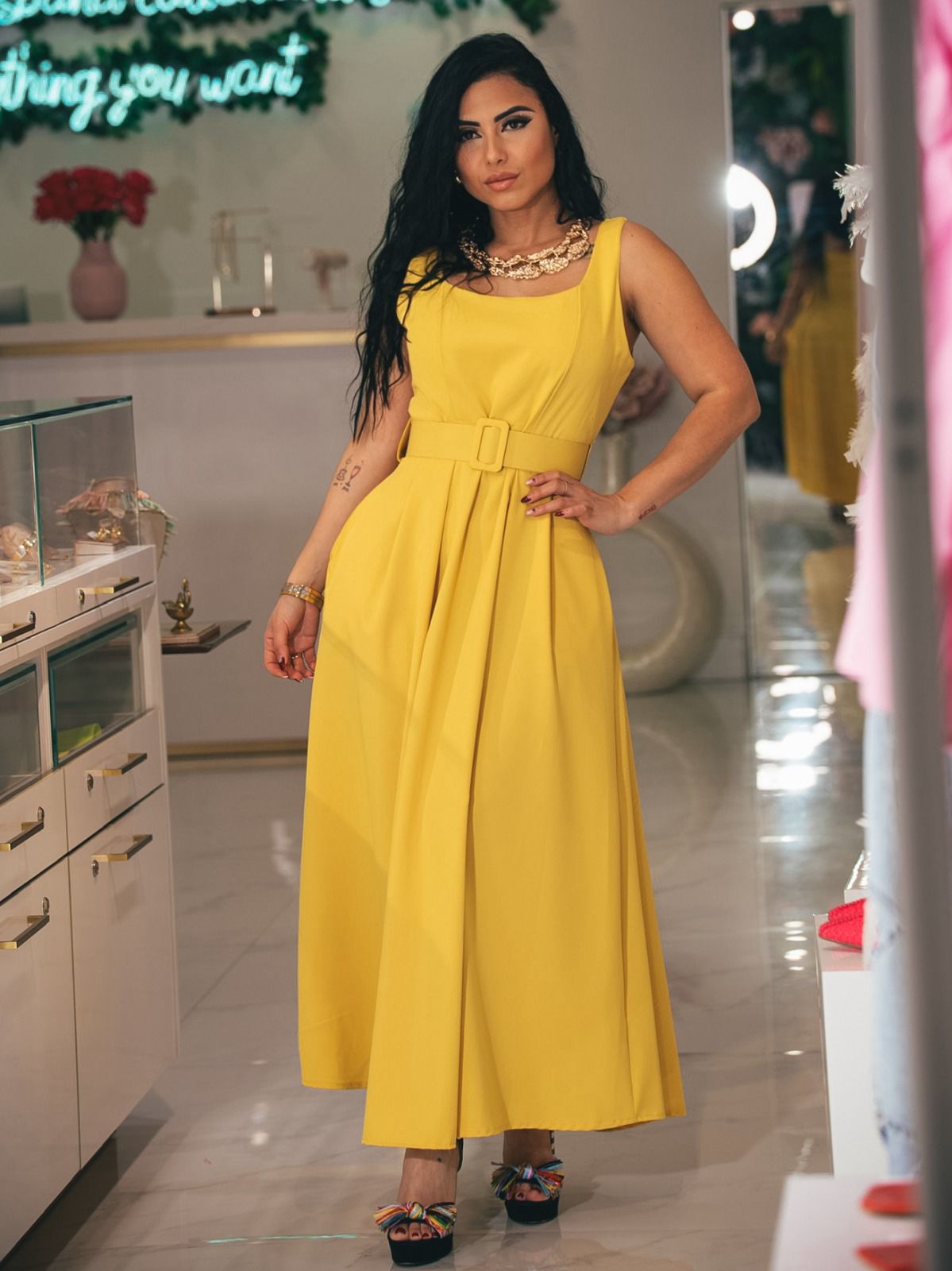 Vestido Italiano Midi con Cinturón – Elegancia en Tonos Pastel